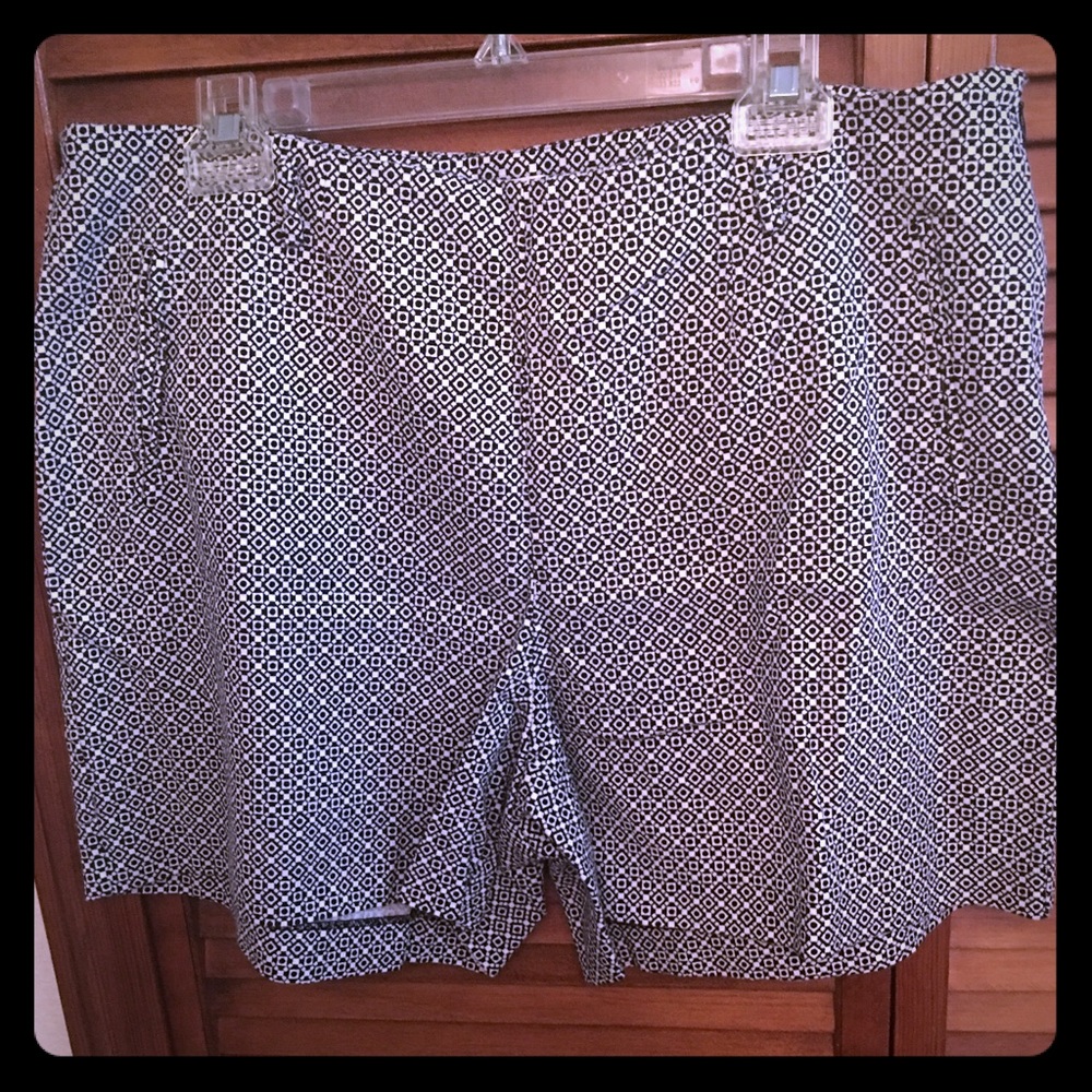 🦋NWOT/CUTE CATO BLACK & WHITE SHORTS🦋 Size 18W